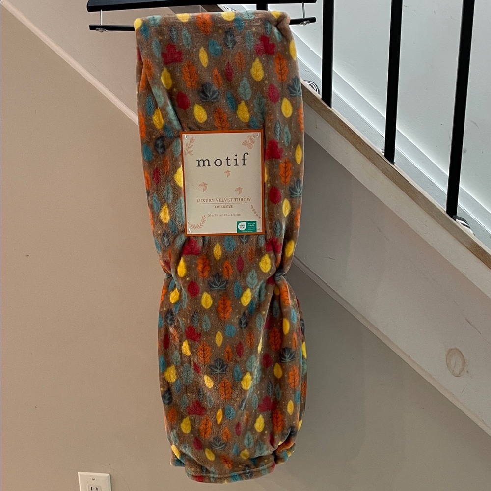 Motif Multicolor Velvet Throw Blanket